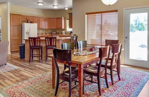 Donnelly Cabina | Fun Getaway with Hot Tub, Arcade, Playground!