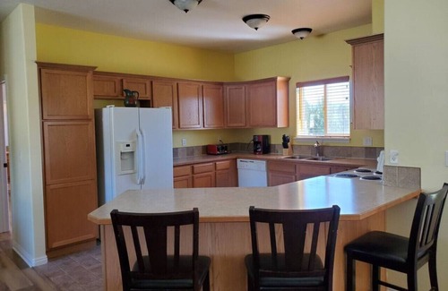 Donnelly Cabina | Fun Getaway with Hot Tub, Arcade, Playground!