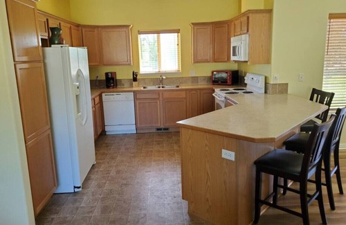 Donnelly Cabina | Fun Getaway with Hot Tub, Arcade, Playground!