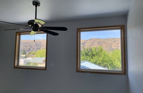 Sunland Estates Casa | Fun in the Sun! Columbia River, wineries, Gorge concerts - sleeps up to 8
