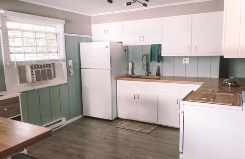 Middlefield Cabaña | Fun Lake Front Cottage!