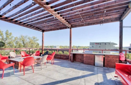 University District Casa | 🔶Fun Micro-Unit w/ Garage Parking Near High St. | Jacuzzi, Fitness Gym, WiFi, +