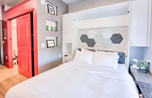 University District Casa | 🔷Fun Micro-Unit w/ Garage Parking Near High St. | Jacuzzi, Fitness Gym, WiFi, +