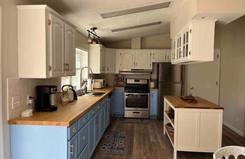 Saratoga Springs Casa | Fun newly renovated ranch by Lake Saratoga