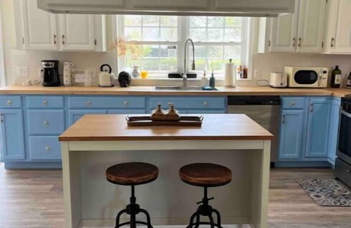 Saratoga Springs Casa | Fun newly renovated ranch by Lake Saratoga