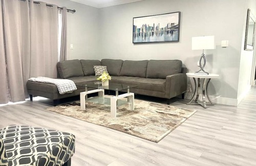 North Andrews Gardens Casa | Fun Pool Home with ping pong near Beaches and Airport