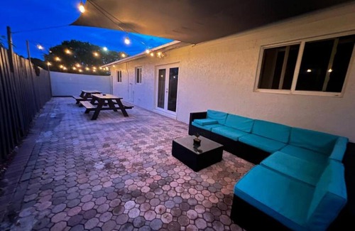 North Andrews Gardens Casa | Fun Pool Home with ping pong near Beaches and Airport