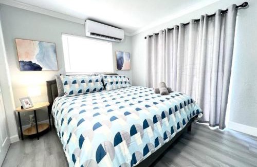 North Andrews Gardens Casa | Fun Pool Home with ping pong near Beaches and Airport