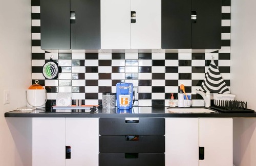 Sunset Junction Apartamento | Fun Pop-Art Pad in Silver Lake, Huge Balcony with Park View