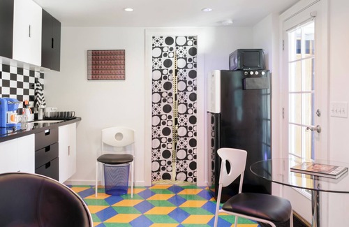 Sunset Junction Apartamento | Fun Pop-Art Pad in Silver Lake, Huge Balcony with Park View