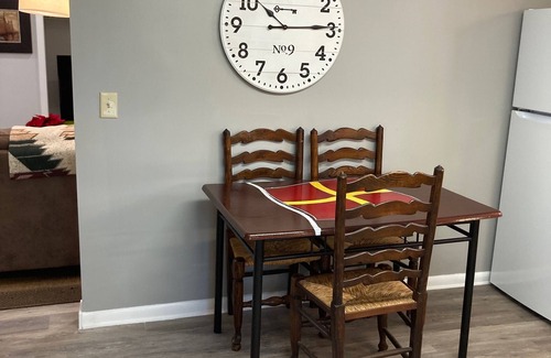 South Pensacola Cabaña | Fun Quirky Cottage for 1 or 2--short drive to the beach