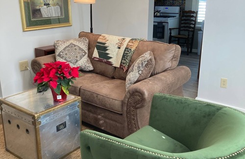 South Pensacola Cabaña | Fun Quirky Cottage for 1 or 2--short drive to the beach