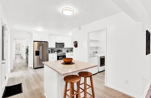 Fairburn Casa | Fun Spacious 3-level vacation home with Foosball,Sauna,BBQ,HotTub &SUMMER:Pool