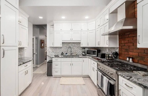 Weinland Park Casa | Fun upscale oasis w/hot tub near OSU & Short North