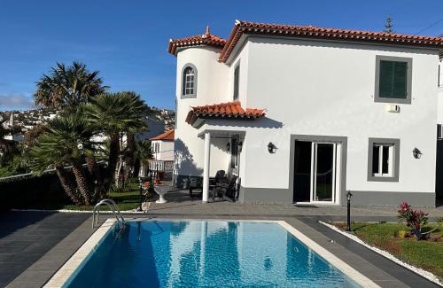 Sao Roque Apartamento | Funchal Apt- Sleeps 2 - Pool & Parking - Madeira