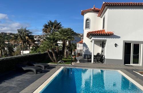 Sao Roque Apartamento | Funchal Apt- Sleeps 2 - Pool & Parking - Madeira