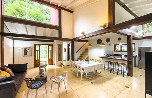 Carapicuiba Casa | Retiro com lareira em frente à reserva ambiental