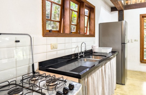 Carapicuiba Casa | Retiro com lareira em frente à reserva ambiental