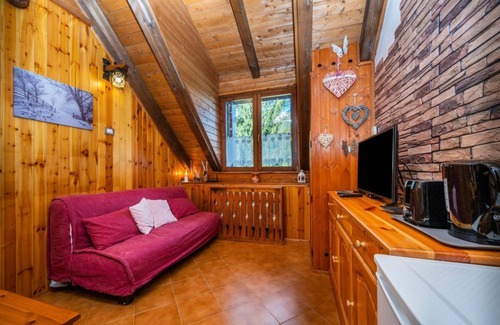 Tarvisio Apartamento | Functional 60 sqm apartment, ideal for 6 guests, 3 min walk from the Italian Ski and Snowboard School Tarvisio - Sella Nevea. Tarvisio, located in the heart of the Julian Alps, offers breathtaking landscapes and a rich variety of hiking trails. The apart