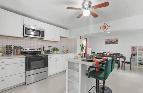 Lauderhill Casa | Funhouse – Pool Table, Games & South Florida Sun!"