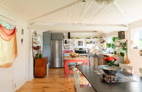 Durham Otro | Funky abode with a fireplace place for a small family or artists- pet-friendly!