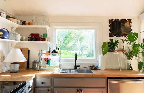 Durham Otro | Funky abode with a fireplace place for a small family or artists- pet-friendly!