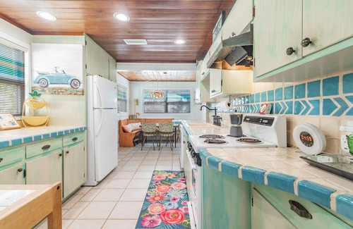 Sunset Beach Casa | Funky Beach Shack at Sunset Beach! One block to beach, live music and SUNSETS!