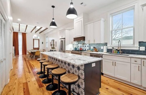 East Riverside Casa | Funky Colorful House w Heated Pool 4br|3ba