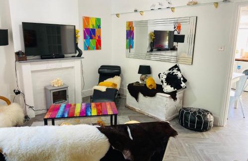 Eastbourne Casa | Funky cozy cottage with outside space