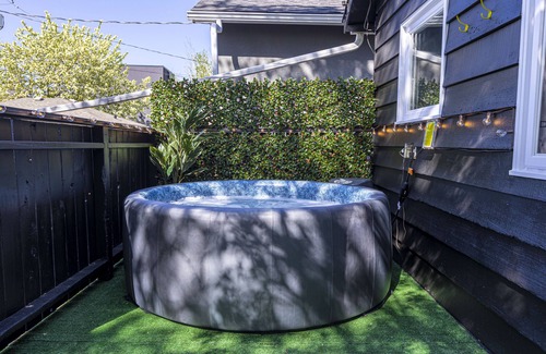 Southeast Calgary Casa | Funky House - Private Hot Tub - Walking Distance to Downtown