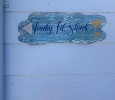 Bongaree Villa | Funky Lil Shack - by the jetty