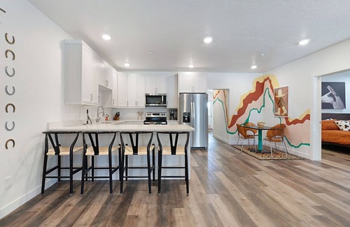 Hildale Apartamento | Funky Retreat: 3BR/2BA Full of Amenities: Pool, Hot Tub, Sauna, 1 Hr to Zion