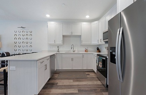 Hildale Apartamento | Funky Retreat: 3BR/2BA Full of Amenities: Pool, Hot Tub, Sauna, 1 Hr to Zion