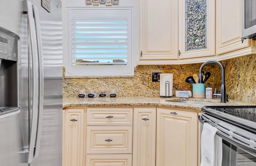 Capri Isle Apartamento | Funshine Pointe Capri - Newly Renovated - Intercoastal Views