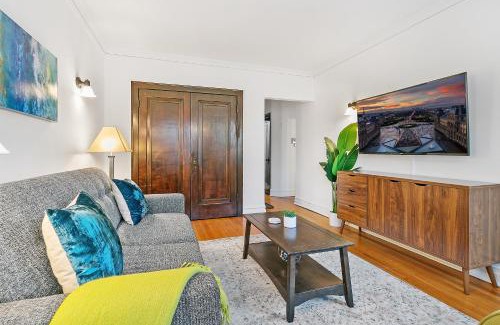 North Center Apartamento | Furnished 1BR Apt with Natural Light & King Beds - Larchmont ALL REP