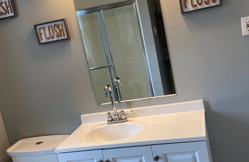 Quincy Apartamento | Furnished 2 Bedroom Apartment Centrally Located