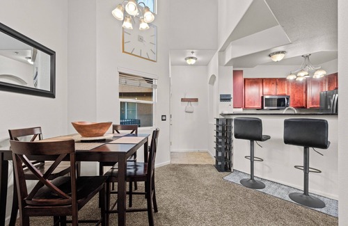 Natomas Park Condominio | Furnished 2bd 2ba Condo w/ Loft & Garage in Gated Community – Poolside Retreat