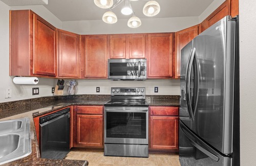 Natomas Park Condominio | Furnished 2bd 2ba Condo w/ Loft & Garage in Gated Community – Poolside Retreat