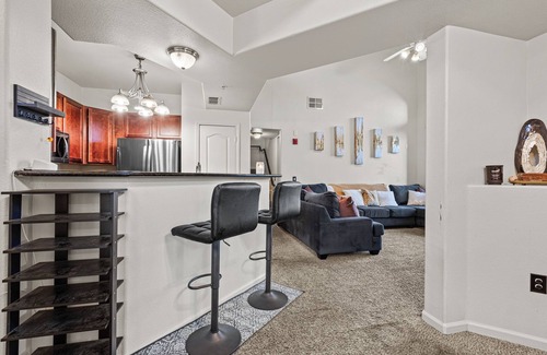 Natomas Park Condominio | Furnished 2bd 2ba Condo w/ Loft & Garage in Gated Community – Poolside Retreat