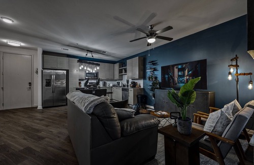 Downtown Decatur Apartamento | Luxury 2BR Loft | Walk to Decatur Square | Rooftop Lounge & Pool Access