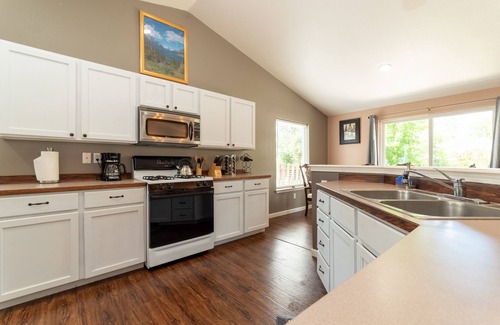 Southwest Bend Casa | ¡Alquiler ejecutivo nuevo! Cerca de Old Mill, un solo nivel con patio.