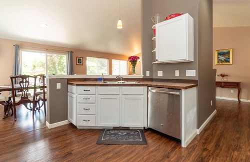 Southwest Bend Casa | ¡Alquiler ejecutivo nuevo! Cerca de Old Mill, un solo nivel con patio.