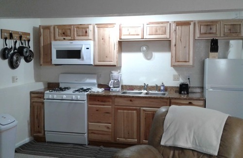 Billings Apartamento | Estudio amueblado, todo incluido con baño compartido. Cocina completa en la unidad.