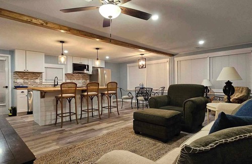 Palmetto Casa | Furnished and Updated 2 bed 2 baths in Colony Cove, Ellenton, FL