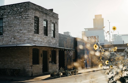 Central East Austin Apartamento | Furnished apartment in downtown ATX with on-site coffee shop and bar