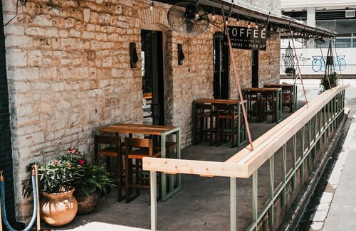 Central East Austin Apartamento | Furnished apartment in downtown ATX with on-site coffee shop and bar
