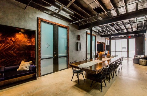 Central East Austin Apartamento | Furnished apartment in downtown ATX with on-site coffee shop and bar