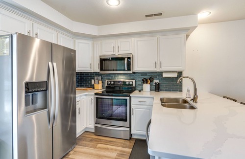 Camdenton Condominio | Furnished Balcony + Lake View: Camdenton Condo