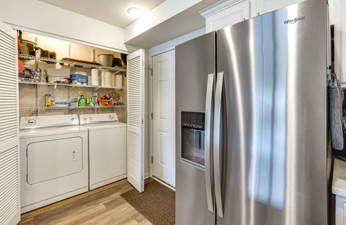 Camdenton Condominio | Furnished Balcony + Lake View: Camdenton Condo