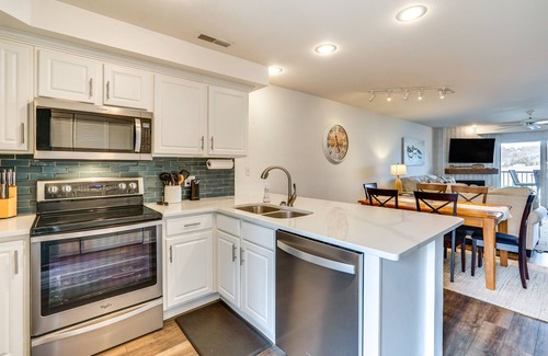 Camdenton Condominio | Furnished Balcony + Lake View: Camdenton Condo